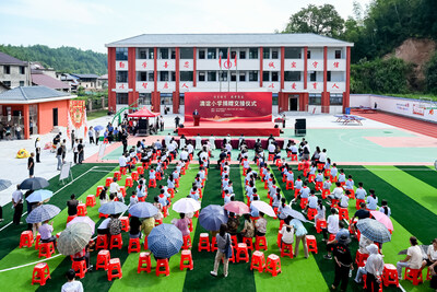 The new Aoyi Primary School covers an area of about 3,900 square metres in Xiushui’s Huanggang town, including a construction area of about 1,700 square metres, and was jointly funded by Sands China Ltd. and CCECC in 2021. The addition of the school gives school-aged children in the surrounding villages and towns critically needed access to education. The new Aoyi Primary School covers an area of about 3,900 square metres in Xiushui’s Huanggang town, including a construction area of about 1,700 square metres, and was jointly funded by Sands China Ltd. and CCECC in 2021. The addition of the school gives school-aged children in the surrounding villages and towns critically needed access to education.