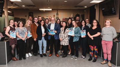 Photo (conseil d’arrondissement) : Le maire de l’arrondissement du Sud-Ouest et vice-président du comité exécutif de la Ville de Montréal, Benoit Dorais, en compagnie des membres du conseil d’arrondissement ainsi que de partenaires et employé(e)s ayant contribué au projet. (Groupe CNW/Arrondissement du Sud-Ouest (Ville de Montréal))