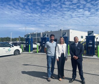 From left to right: Samuel Bergeron, Coordination Technician - Transportation Electrification at Hydro-Québec, France Lampron, Head of the Electric Circuit at Hydro-Québec, and Ramy Gerges, General Manager - Holiday Inn Express & Suites Vaudreuil-Dorion (CNW Group/Circuit électrique)