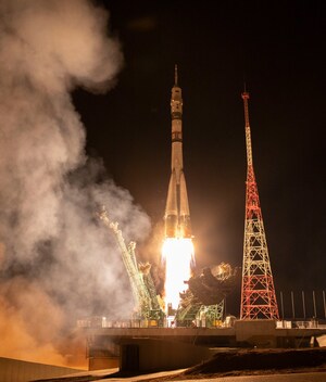 NASA Astronaut Don Pettit, Crewmates Arrive at Space Station