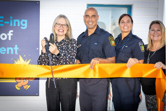 ESA’s President and CEO, Josie Erzetic, and Vice President, Communications, Strategy and Innovation, Karen Ras, joined by Supt. Feras Ismail, Inspector Elaine Fowler, and Deputy Chief Mark Dapat (not pictured), unveil The A-MAZE-ing Adventures of Carter Current at the Peel Children’s Safety Village. (CNW Group/Electrical Safety Authority)