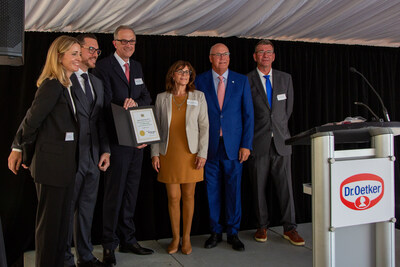 Dr. Oetker executives Valery Henle, Dino Koundoutsikos, Christian Von Twickel and Josh Van Bladel were joined by Robert Flack, Ontario Minister of Farming, Agriculture, and Agribusiness and Teresa Armstrong, MPP for London-Fanshawe, at a Sept. 12 event in London, Ont. to commemorate the tenth anniversary of Dr. Oetker's frozen pizza plant in London. (CNW Group/Dr.Oetkar)