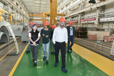 En la foto, representantes de medios de comunicación extranjeros visitan un taller de montaje de Shaanxi Blower (Group) Co. (Grupo Shaangu) en el parque de fabricación de Lintong, en la ciudad de Xi'an, provincia de Shaanxi, el 10 de septiembre de 2024. (PRNewsfoto/Xinhua Silk Road)