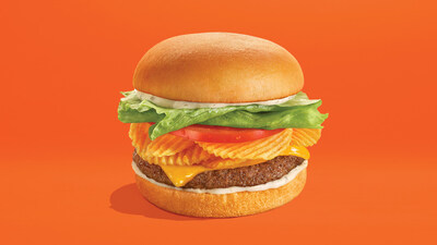 The Ruffles Crunch Buddy Burger: A perfectly seasoned 1.6 oz grass-fed beef patty topped with a generous stack of Ruffles Cheddar & Sour Cream chips, lettuce, tomato, real cheddar cheese, creamy garlic and jalapeño aioli, served on a freshly toasted bun. (CNW Group/A&W Food Services of Canada Inc.)