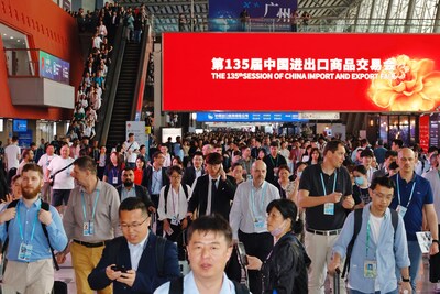 Participants take part in the 135th Canton Fair(Photo taken by Zhang Zhitao and Li Zhanjun from Southern Metropolis Daily)