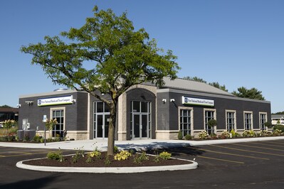 Photo of FNBT's new full-service branch located at 2111 Holiday Dr in Janesville, WI (PRNewsfoto/First National Bank and Trust)