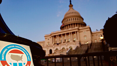 Capitolio de los Estados Unidos con etiqueta adhesiva del Día Nacional de Registro de Votantes (National Voter Registration Day Sticker) (PRNewsfoto/National Voter Registration Day)