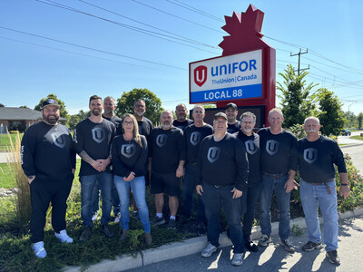 Unifor CAMI Bargaining Committee (CNW Group/Unifor)