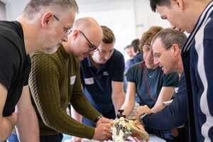 Pour répondre aux besoins de formation des chirurgiens de la colonne vertébrale, AO Spine lance de nouveaux cours basés sur les compétences en 2025.