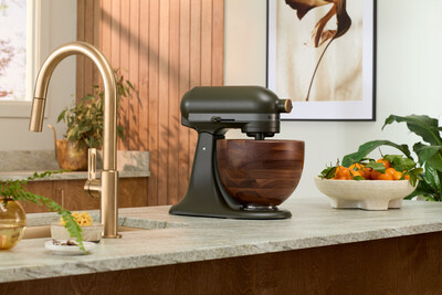 KITCHENAID LANCE SON PREMIER BOL EN BOIS DE NOYER VÉRITABLE POUR BATTEUR SUR SOCLE DE LA SÉRIE DESIGN 2024 : EVERGREEN