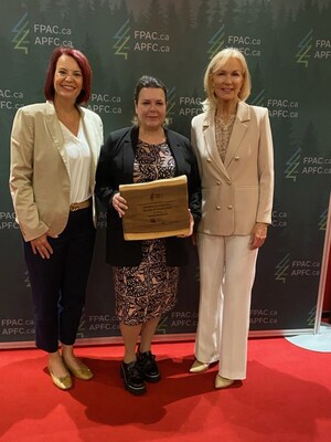 Lana Wilhelm, du Groupe Papier Excellence, reçoit le prix d'excellence pour les femmes en foresterie