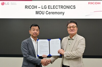 Takahiro Irisa, Senior Corporate Officer and President of Ricoh Digital Services and Paik Ki-Mun, Senior Vice President and Head of the Information Display Business Unit of LG Business Solutions Company, present the signed memorandum of understanding.