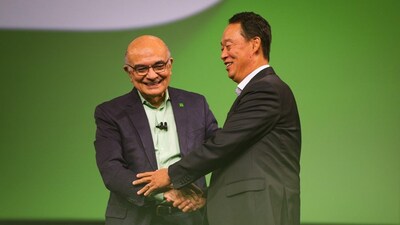 Present and Future CEOs of TD Bank Group: Raymond Chun (right) will succeed Bharat Masrani (left) as Group President and CEO of TD Bank Group at the Bank's Annual Meeting of Shareholders on April 10, 2025. (CNW Group/TD Bank Group)