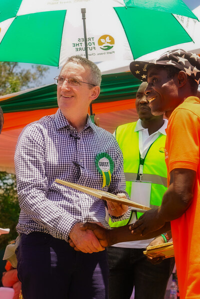 Tim McLellan, CEO of Trees for the Future, gave diplomas to farmers. Photo: Catona Climate