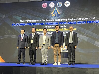 Managing Director of FETCi Thailand, Kenny Chen (far left) engaged with (from left to right) Dr. Thanasak Wongtanakitcharoen, Director of the Intercity Motorways Division at DOH; Dr. Piyapong Jiwattanakulpaisarn, Deputy Director of DOH; Dr. Agachai Sumalee, Professor at Chulalongkorn University; and Dr. Tongkarn Kaewchalermtong, President of the Thailand ITS Association to share insights and exchange ideas on the development of smart highways in Thailand at iCHE 2024.