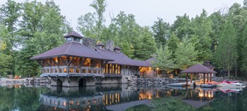 The “Hidden Lake” house was created for a multigenerational family on a private lake in Tennessee with multiple outdoor spaces and “rooms” for enjoying nature (PC: Audrey Hall).