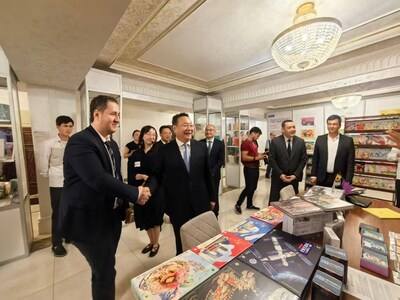 Guests watch the books and cultural creation exhibition items