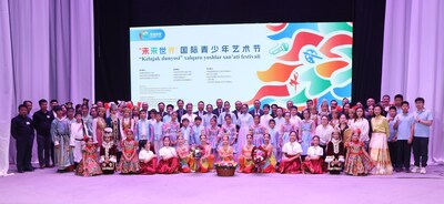 Group photo of the guests and the performance staff