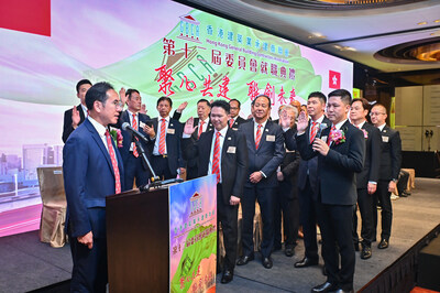 香港建築業承建商聯會第十二屆會長和委員在主禮嘉賓發展局副局長林智文帶領下，順利完成就職宣誓。