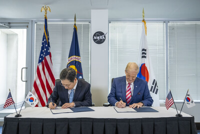 Korea AeroSpace Administration (KASA) Administrator Youngbin Yoon, left, and NASA Administrator Bill Nelson, right, sign a Joint Statement following a bilateral meeting Thursday, Sept. 19, 2024, at the Mary W. Jackson NASA Headquarters building in Washington. Credit: NASA/Keegan Barber