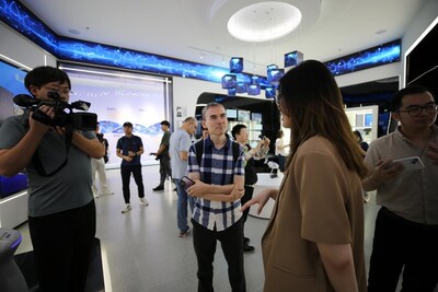 Foreign journalists visit the Huake Precision Medical Technology Co., Ltd. (PRNewsfoto/China Report ASEAN)