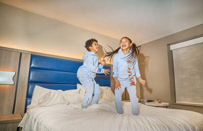 HIEX_Mr_Eatwell_kids_jumping_on_bed_66_rgb_edit.jpg