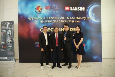 Mr. Nguyen Van Dong, chairman of VPA (second from left), talked with the RX team