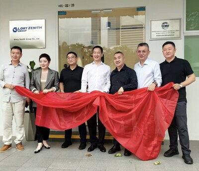 (Guests at the ceremony included Dr. Wu Wei, President of the Singapore-China Economic, Trade, Science, Technology, Culture, and Educational Exchange Association; Mr. Wang Gang, Executive Director of New Green Investment Co., Ltd. and President of the Singapore Shaanxi Chamber of Commerce; Professor Ge Qi, Vice Director of NUS I-FIM; Mr. Jin Zhan, Director of Chongqing 2D Materials Institute; Mr. Wang Yan, Executive Director of HO SAM Builders Pte. Ltd.; Ms. Fiona Xu Kang, Vice President of Glory Zenith Group; and Mr. William Liu Wei, Secretary-General of the International Carbon Materials Union (ICMU)).