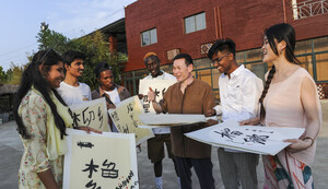 Xinhua Silk Road: Foreign students visit E. China's Zaozhuang City for cultural exchange activities