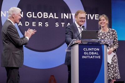 (From left to right, President Bill Clinton, Ziv Aviram, Susanne Rust)