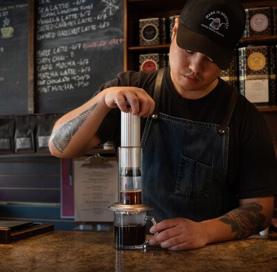 AeroPress lanza una prensa de café de vidrio y metal de excelente calidad