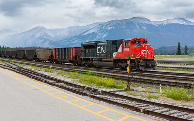 Locomotive du train du Canadien National CN Rail transportant des marchandises dans le paysage des Rocheuses canadiennes à Jasper, Alberta, Canada. (Groupe CNW/Le Syndicat Unifor)