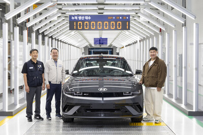 (from left) Moon Yong Moon, Head of Korean Metal Worker's Union Hyundai Motor Branch; Dong Seock Lee, President and Head of Domestic Productions and Chief Safety Officer at Hyundai Motor Company; and the customer who received the 100 millionth and first Hyundai Motor vehicle