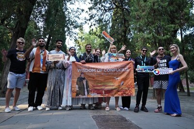 Participants from the media tour pose for a photo at the Temple of Confucius on Sept 28. [Photo/chinadaily.com.cn]