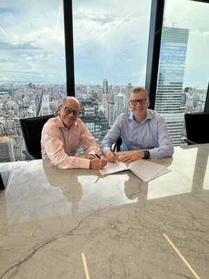 Gogo Chairman and CEO Oakleigh Thorne (left) and Satcom Direct President Chris Moore signing the agreement for Gogo to acquire Satcom Direct.