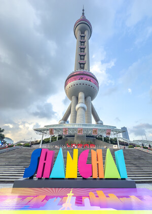 SHANGHAI"-Installation wird enthüllt, während der Oriental Pearl Tower den 100-millionsten Besucher begrüßt