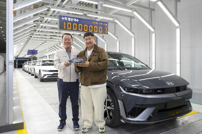 (from left) Dong Seock Lee, President and Head of Domestic Productions and Chief Safety Officer at Hyundai Motor Company; and the customer who received the 100 millionth and first Hyundai Motor vehicle (PRNewsfoto/Hyundai Motor Company)