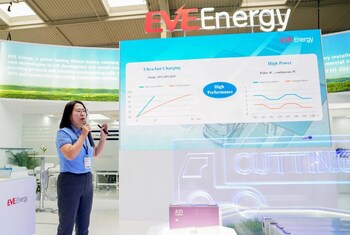 Lexy Liu, directora general europea de EVE Energy en el lanzamiento de Open Source Battery. Lexy Liu, directora general europea de EVE Energy en el lanzamiento de Open Source Battery.
