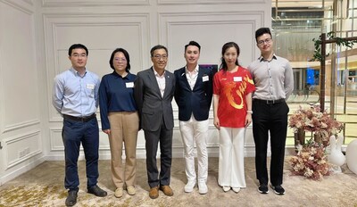 左至右：引正基因聯合創始人兼董事長鄭宗立博士、引正基因聯合創辦人兼首席執行官竺添博士、香港科技園公司行政總裁黃克強先生、戈壁大灣區資深執行董事李冠樂先生、香港科技園公司轉化研發所(生醫科技)醫藥與治療高級經理程琪清博士及香港科技園公司投資部副經理石冠熙先生。 (PRNewsfoto/引正基因)