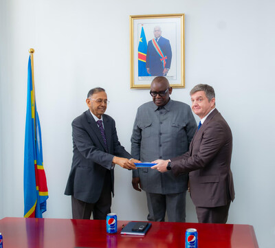 Shankar Iyer, President of Varun Beverages DRC (left), and Chris Barron, Country Head for Rendeavour in DRC (right), formalise the agreement for Varun Beverages to build a USD 50 Million Pepsi Production Facility at Rendeavour’s Kiswishi City Special Economic Zone in DRC. Louis Watum, Minister of Industry and Development of Small and Medium Enterprises (centre). (PRNewsfoto/Kiswishi City SEZ, Rendeavour)