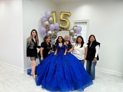 Breanna, ganadora del concurso de quinceañera de Princesa by Ariana Vara, junto a su familia y la diseñadora de moda Evelyn Jia. (PRNewsfoto/Princesa by Ariana Vara)