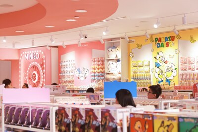 Le nouveau magasin phare met en vedette les produits populaires de MINISO, y compris des collaborations en matière de PI avec Disney, Sanrio, BT21, Chiikawa et plus encore (PRNewsfoto/MINISO)