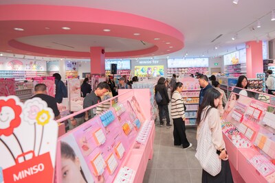 Clients visitant le magasin (PRNewsfoto/MINISO)