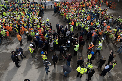 More than 1,000 construction workers, business partners, elected officials, and members of the community celebrated a major construction milestone at John F Kennedy International Airport Terminal 6 with the placement of the final beam of structural steel on the new $4.2 billion terminal’s first phase of construction.