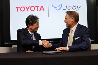 El director de operaciones de Toyota Motor Corporation, Tetsuo “Ted” Ogawa, y el fundador y director ejecutivo de Joby Aviation, JoeBen Bevirt, fortalecen su relación con la inversión de 500 millones de dólares anunciada por Toyota en Joby, marcada por una ceremonia formal de firma en la sede regional de Toyota en Norteamérica en Plano, Texas.