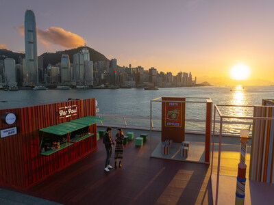 El local Stripe Illuminated, tematizada con las Signature Stripe de Paul Smith, y el primer Bar Paul de Asia ofrecen una experiencia elegante en Ocean Terminal Deck de Harbour City en Hong Kong. (PRNewsfoto/Harbour City Estates Limited)