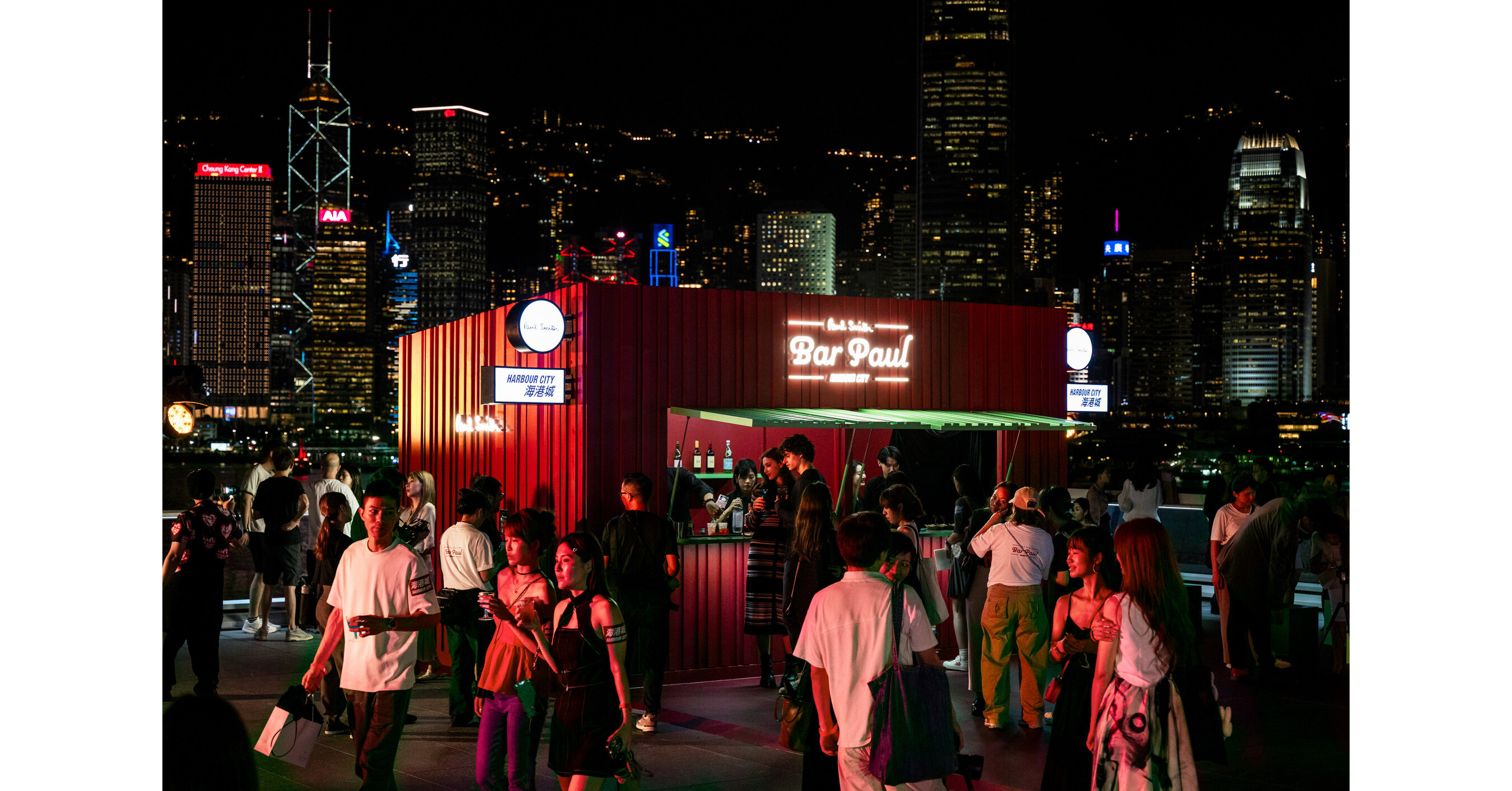 香港のショッピング・モール、ハーバー・シティと英国のデザイン会社ポール・スミスが協力し、アジア初のバー・ポールとシグネチャー・ストライプを