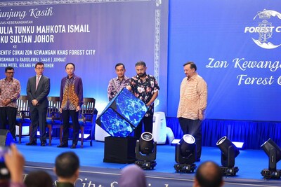 The Regent of Johor HRH Tunku Ismail launched the Forest City Special Financial Zone (PRNewsfoto/Forest City Malaysia)