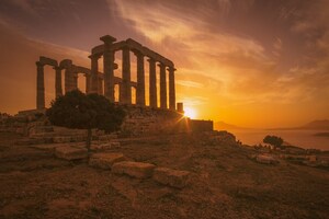 Travelgems Welcomes Dr. Deepak Chopra to the Temple of Poseidon for a Historic Lecture