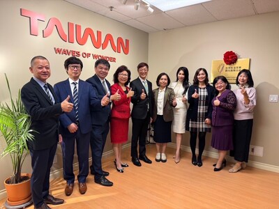 The Taiwan Tourism Information Centre (TTIC) in Vancouver opening ceremony.
From left to right: Jimmy Chuang (Lion Travel Canada), Ricky Poon (One Dream Travel), Jeff Chang (China Airlines), Ronnie Chen (XO Tours), Dr. Trust Lin (Taiwan Tourism Administration), Angel Liu (Taipei Economic and Cultural Office in Vancouver), Winnie Tsao (GFCBW), Cotrina Yeh (EVA Air), Sylvia Lee (TTA in San Francisco), and Esther Lin (Supera Tours)